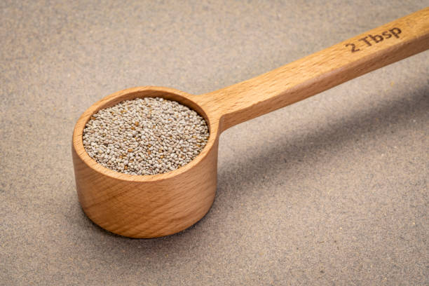 木の測定スクープのチアシード - tablespoon chia healthy eating seed ストックフォトと画像