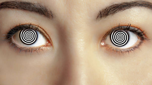 nahaufnahme frau gesicht mit hypnotisierten augen - illusion stock-fotos und bilder