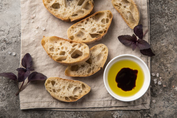pan ciabatta italiano casero con aceite de oliva y salsa balsámica - balsamic vinegar fotos fotografías e imágenes de stock