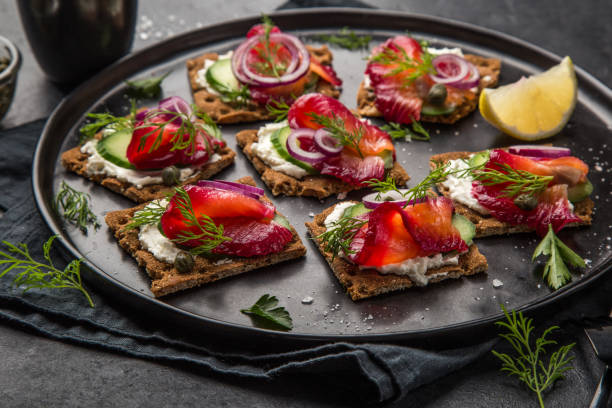 zdrowe kanapki z pełnoziarnistym chlebem żytnim, serem śmietankowym, łososiem peklowanym z buraków i ogórkiem - salmon fillet gravlax dill zdjęcia i obrazy z banku zdjęć