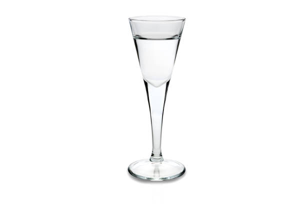 verre tiré de gobelet avec la vodka - liqueur color image isolated nobody photos et images de collection