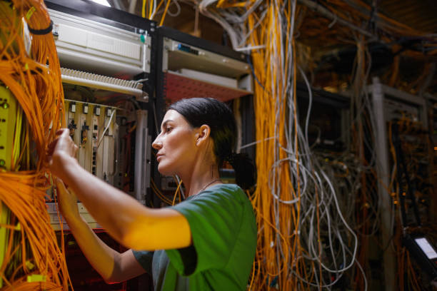 técnico de servidor femenino - high speed technology cable computer network fotografías e imágenes de stock