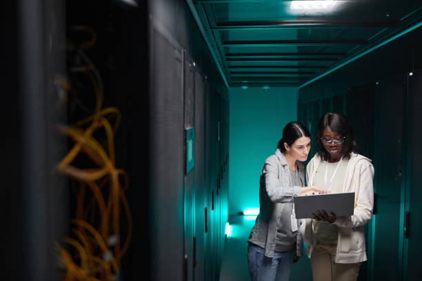 due donne che gestiscono la rete server - it support network server technology security system foto e immagini stock