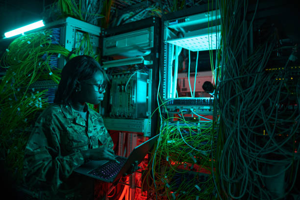 joven militar administra red de servidores - high speed technology cable computer network fotografías e imágenes de stock
