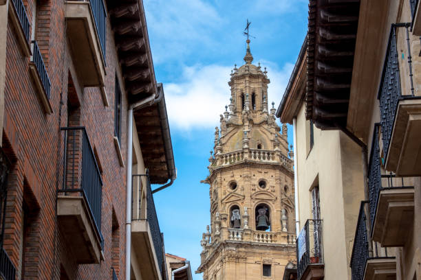 ciudad de haro, capital de la rioja en españa en 2021. - sonsierra fotografías e imágenes de stock