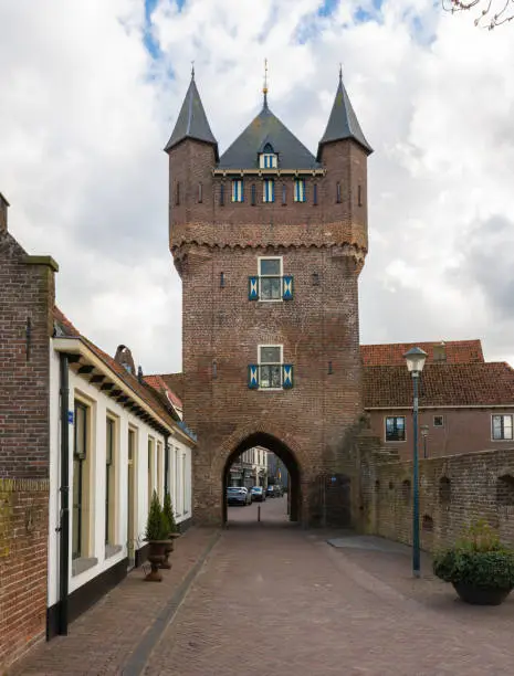 It is the only remaining city gate of Hattem, and it was refurbished and partially reconstructed by the architect Pierre Cuypers