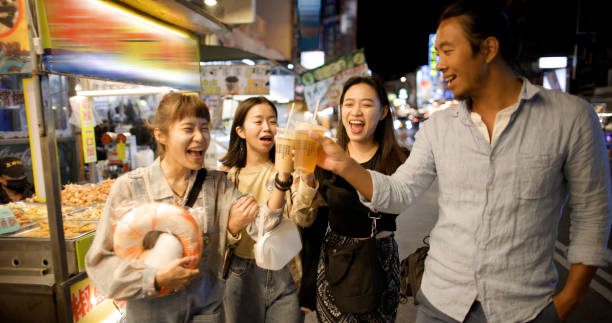 Moments to share with friends Enjoy Taiwanese night market food with friend night market stock pictures, royalty-free photos & images