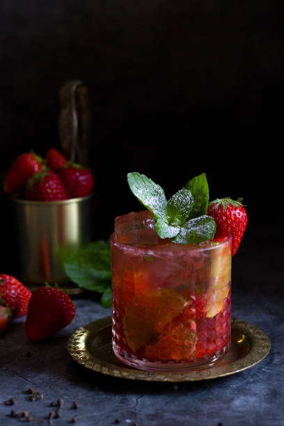 erdbeer-mojito - strawberry daiquiri stock-fotos und bilder