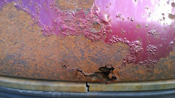 古い車体の板金腐食。錆びたスチール表面、背景と損傷したテクスチャ。錆の概念を停止し、防止します。保護と塗装の自動。プロの塗料と修理。ごちゃごちゃ。上着。 - anti rust ストックフォトと画像