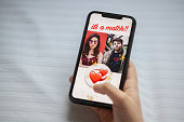 junge-frau-mit-online-dating-app.jpg?b=1&s=170x170&k=20&c=cZR3qT2cktU3jvLXa626f9SAocTOmB6b0y9bIPcFt40=