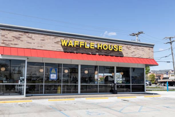 waffle house iconic southern restaurant chain. waffle house została założona w 1955 roku. - waffle chicken fried chicken food zdjęcia i obrazy z banku zdjęć
