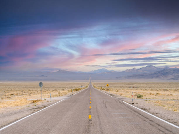 高速道路375、地球外高速道路、北を見ているレイチェルネバダの近く。 - nevada usa desert arid climate ストックフォトと画像