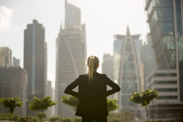 una empresaria ambiciosa que se mantiene confiada y fuerte en la ciudad. - dubai built structure business skyscraper fotografías e imágenes de stock