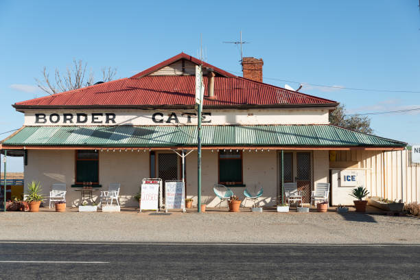 일몰에 국경 게이트 주유소. 남호주 시골의 외딴 지역에 있는 현지 상점의 역사적인 건물 - town australia desert remote 뉴스 사진 이미지