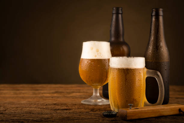 copo cheio de cerveja gelada na mesa de madeira - liquid refreshment drink beer glass - fotografias e filmes do acervo