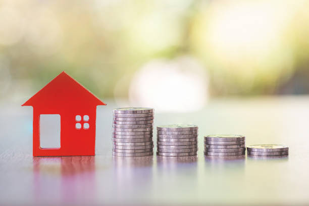 pila de monedas con modelo de casa, planes de ahorro para vivienda, concepto financiero, concepto de inversión inmobiliaria. - currency house banking real estate fotografías e imágenes de stock