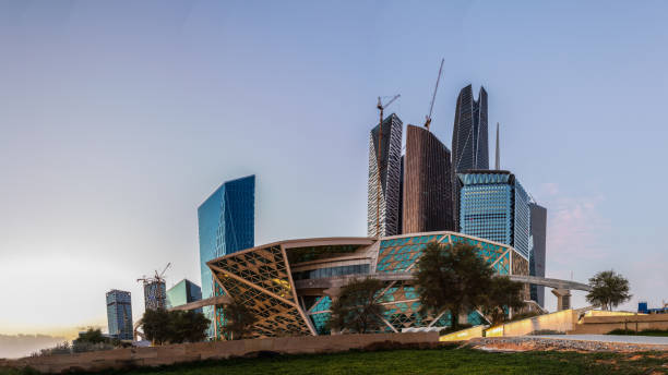 royaume d’arabie saoudite, riyad, king abdullah financial district janvier 31, 2020 grands bâtiments équipés de la dernière technologie - saudi arabia riyadh arabia tower photos et images de collection