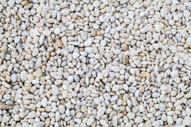 fond blanc de texture de fleuve de roche. mini granit coloré abstrait pierres écrasées sur le fond de texture de sol. modèle gris de caillou de roche de construction de gravats - stone rock garden white pebble photos et images de collection