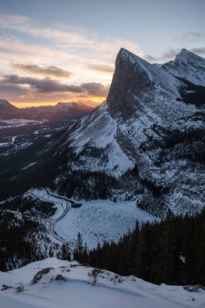 un'alba invernale a canmore - mountain alpenglow glowing lake foto e immagini stock