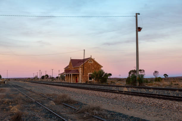 일몰에 만나힐 기차역. 남호주 시골의 외딴 ��지역에 있는 지역 역의 역사적인 건물 - town australia desert remote 뉴스 사진 이미지