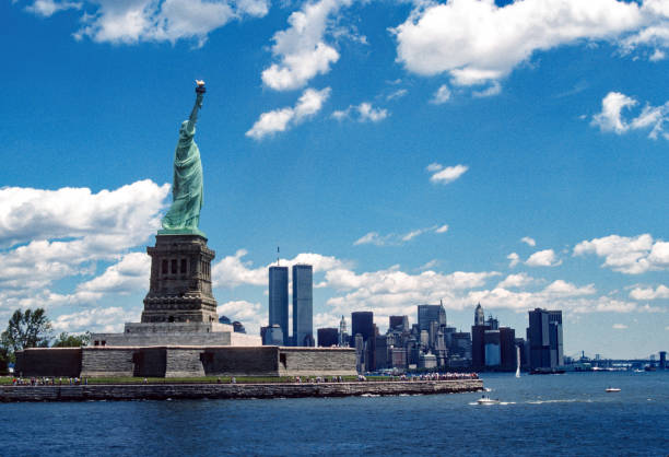 statue of liberty & horizonte de nueva york junio de 1987 - statue of liberty fotos fotografías e imágenes de stock