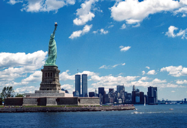 statue de la liberté & horizon de new york juin 1987 - statue of liberty photos photos et images de collection