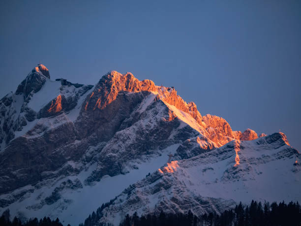 montagna innevata alla luce della sera (monte pilatus, svizzera) - pilatus foto e immagini stock