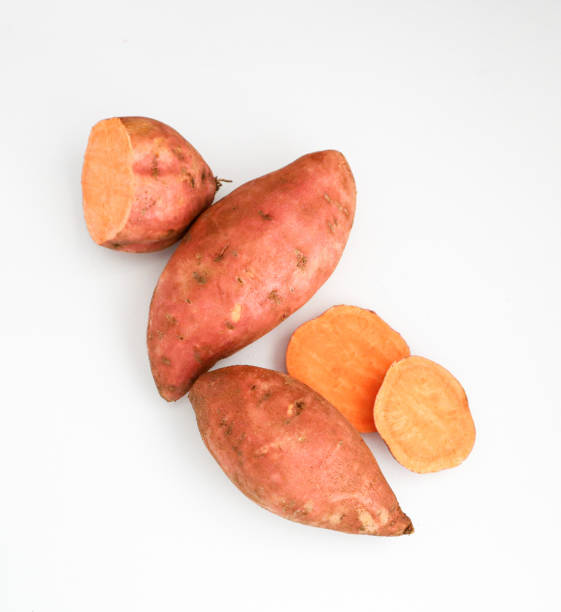 orange süßkartoffeln - raw potato isolated vegetable white stock-fotos und bilder