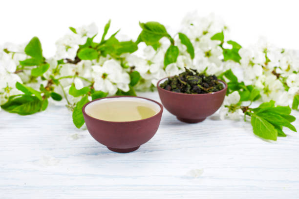 té de tieguanyin verde oolong con cerezo en flor - green tea cherry blossom china cup fotografías e imágenes de stock