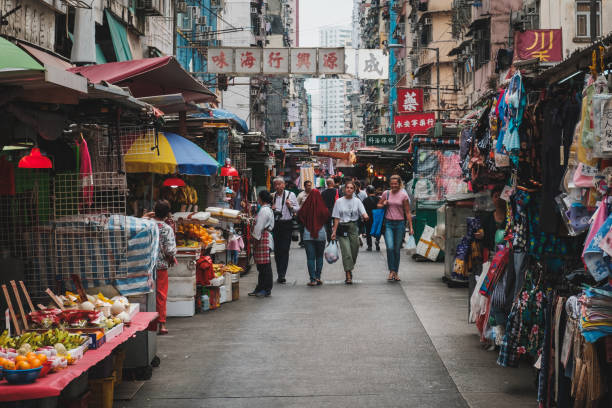 香港旧市街のストリートマーケットの人々 - crowd kowloon peninsula multi colored ストックフォトと画像