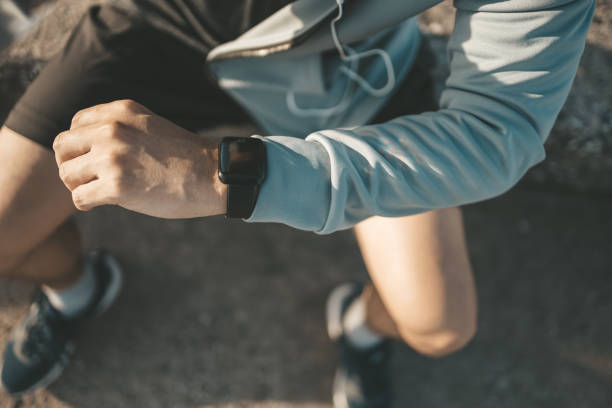 sport człowiek sprawdzanie na smartwatch podczas treningu i działa w parku. - running jogging treadmill weight training zdjęcia i obrazy z banku zdjęć