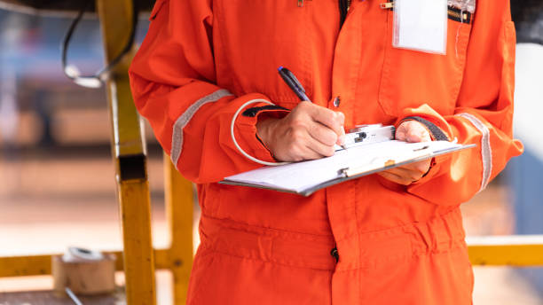 nota de escritura en papel - auditoría e inspección en el funcionamiento del campo petrolífero. - aprobado fotografías e imágenes de stock