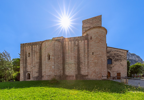 Abadía de San Vittore alargas chiuse En los rayos del sol del mediodía photo