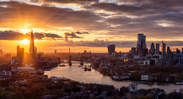 vue panoramique élevée à l’horizon moderne de londres pendant le coucher du soleil - london england sunlight morning tower bridge photos et images de collection