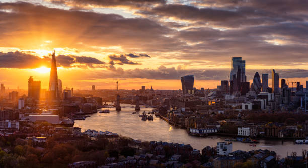 elevated, panoramic view to the modern skyline of london during sunset - london england morning sunlight tower bridge imagens e fotografias de stock