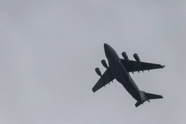 военный самолет с-17 в мазари-шарифе на севере афганистана в апреле 2019 года - mazar стоковые фото и изображения