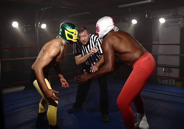 dois ocultos wrestlers preparar para a luta - wrestling mask imagens e fotografias de stock