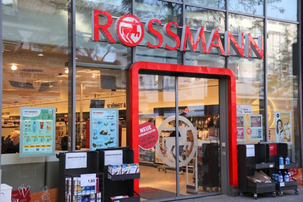 магазин косметики rossmann в германии - billion стоковые фото и изображения