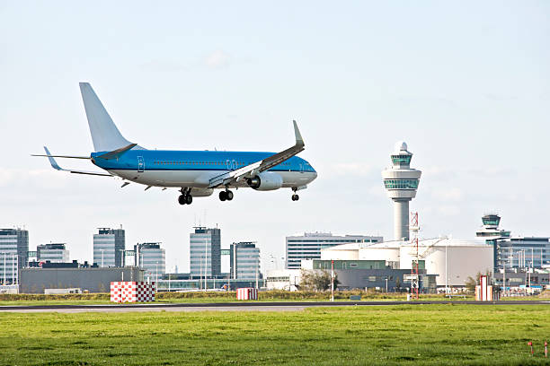 flughafen schiphol in den niederlanden - amsterdam airport stock-fotos und bilder