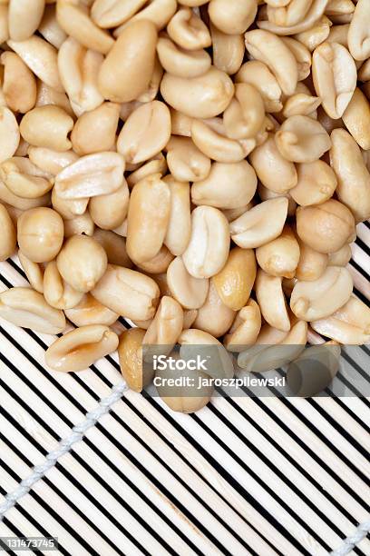 Amendoins - Fotografias de stock e mais imagens de Alimentação Saudável - Alimentação Saudável, Assado, Bambu - Material