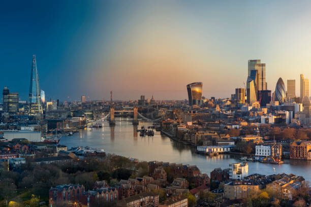 night to day transition of the urban skyline of london - tower bridge fotos imagens e fotografias de stock