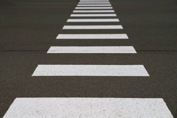 travessia de pedestres zebra no asfalto. - walk signal - fotografias e filmes do acervo