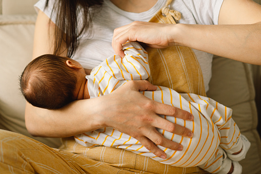 Bebé recién nacido chupando leche de mama de madres. Retrato de mamá y bebé amamantando. photo