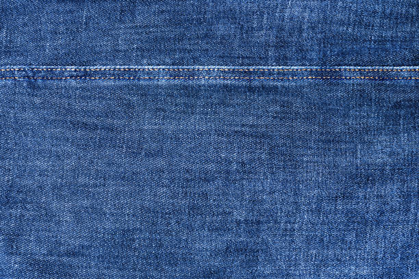 textura de jeans azules y primer plano de costura, línea de puntada de hilo, fondo textil jean, fondo de mezclilla azul oscuro, patrón de jeans, tela de jeans índigo, papel pintado de tela grunge, material áspero, espacio de copia vacío - macro film material rough macro fotografías e imágenes de stock