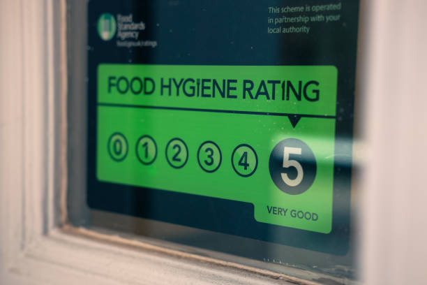 clasificación de higiene alimentaria en la ventana de un restaurante, pub, llevar. - food hygiene fotografías e imágenes de stock