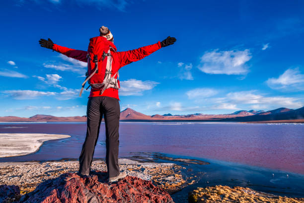 touristinnen mit blick auf laguna colorada, bolivianal altiplano - laguna colorada stock-fotos und bilder