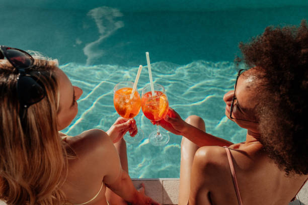 quitter c’est mieux avec quelques cocktails - rebord de piscine photos et images de collection