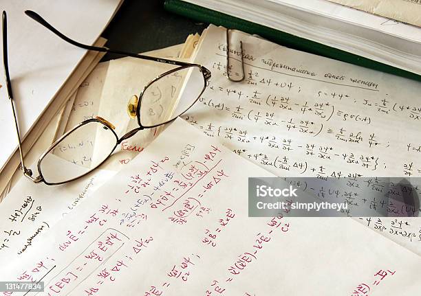 Foto de Fórmulas De Física e mais fotos de stock de Aprender - Aprender, Calcular, Ciência