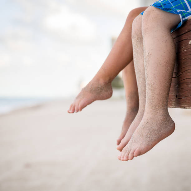 маленькие нудистки deti Крупным Планом Маленькие Дети Сидят На Деревянном Пирсе И Наслаждаются Летним Днем Голые Ноги Мальчик И Девочка Брат И Сестра Отдыхают У М — стоковые фотографии и другие картинки Мол - iStock