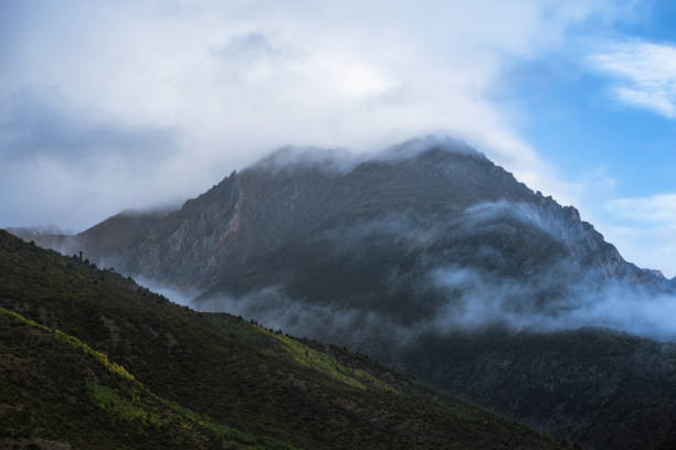 istock Cloudy mountains in the early morning 1314780824